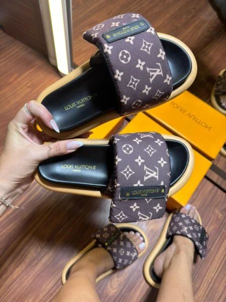 CHINELO SLIDE LOUIS VUITTON MARROM