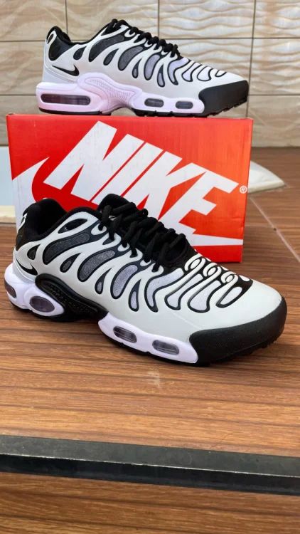 NIKE TN PLUS DRIFT BRANCO/PRETO