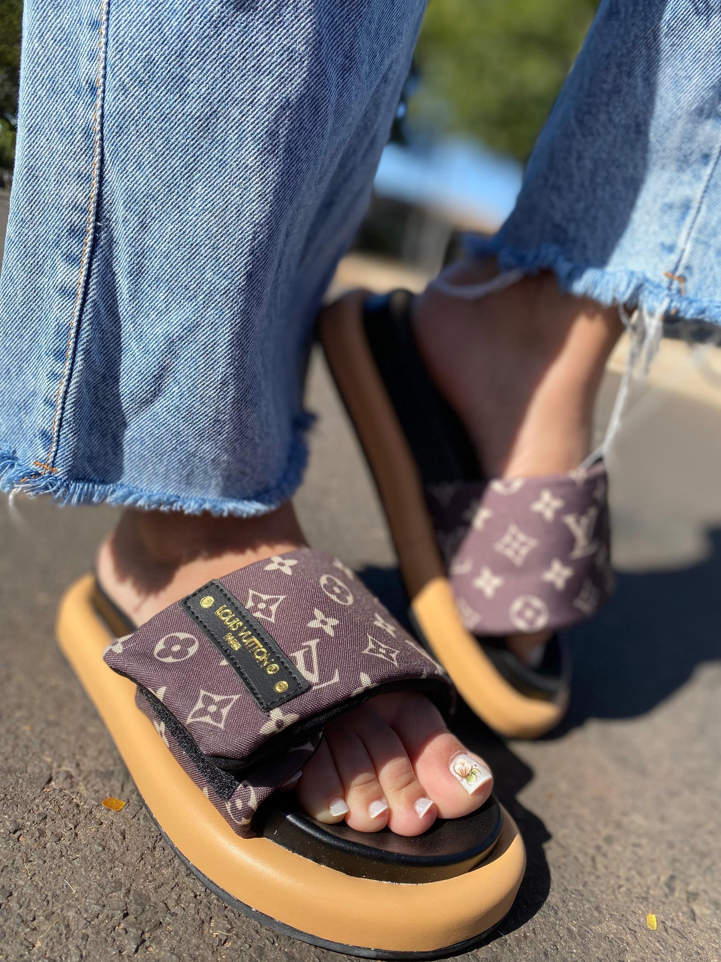 CHINELO SLIDE LOUIS VUITTON MARROM