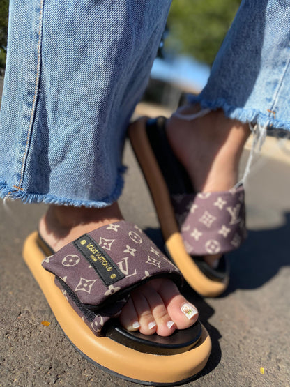 CHINELO SLIDE LOUIS VUITTON MARROM