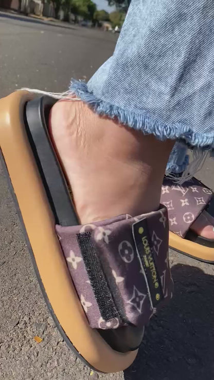 CHINELO SLIDE LOUIS VUITTON MARROM